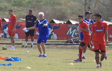 Arturo Reyes será el undécimo entrenador de Junior de Barranquilla en los últimos 10 años, pero es el decimocuarto cambio de entrenador en la década, teniendo en cuenta varias etapas de Julio Comesaña y Alexis Mendoza.