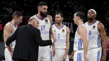 25/11/21  PARTIDO BALONCESTO
 EUROLEAGUE EUROLIGA REGULAR SEASON ROUND 12 
 BASKONIA - REAL MADRID 
 PABLO LASO INSTRUYE A SUS JUGADORES.