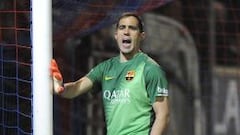 Claudio Bravo defendiendo el arco del Barcelona.