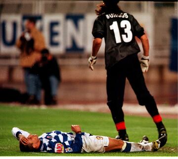 En 1999 Serrano jugador del Espanyol recibió un Puñetazo del Mono Burgos