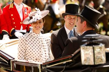 Esta semana se celebra en Ascot, al sur de Inglaterra, la tradicional y pintoresca carrera de caballos con la presencia de la realeza británica. En la foto, los duques de Cambridge, Catalina y Guillermo.