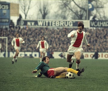 
El neerlandés logró su tercer Balón de Oro, aunque para muchos el agraciado debería haber sido Franz Beckenbauer. Johan Cruyff logró llevar a Países Bajos a la final del Mundial, pero el líbero lo ganó todo con el Bayern y con Alemania. De los premios más reñidos de siempre. Los dos eran los mejores del momento. Cualquiera se merecía ganar, pero el del Barça se llevó los titulares.
