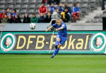 La jugadora alemana retirada en 2015 jugó durante 17 temporadas en el FCC Turbine, un histórico club de fútbol femenino de la ciudad de Postdam, cerca de Berlín. A lo largo de su trayectoria, la excentrocampista disputó 332 partidos en los que marcó 97 goles. Es la jugadora con más partidos en la historia del club. En todo este tiempo consiguió 2 Copas de Europa, 6 Bundesligas y 3 Copas.