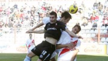 <b>EL COMIENZO. </b>Arribas remató hacia su portería para marcar el gol del empate del Celta.