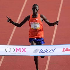 Titus Ekiru se proclamó ganador del Maratón de la CDMX