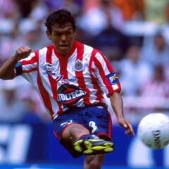 El ¨Tiburón” Sánchez le habría quitado los brazos a Henry Martín por el festejo de la orinada en el Akron