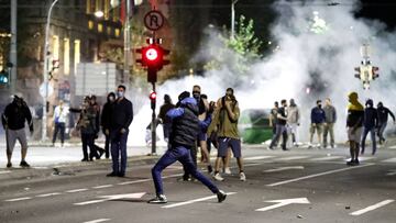 Belgrade (Serbia), 06/07/2020.- Protesters in action during clashes with police outside the Serbian Parliament building in Belgrade, Serbia, 07 July 2020 (issued 08 July 2020). Hundreds gathered to protest after President Aleksandar Vucic announced that a weekend curfew would be enforced amid a surge in coronavirus cases. (Protestas, Belgrado) EFE/EPA/KOCA SULEJMANOVIC
