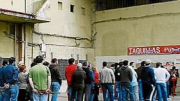 <b>MASIV0. </b>La afición rojiblanca está implicada al máximo con el equipo, y se ha podido comprobar en la afluencia masiva para a comprar entradas para el domingo.