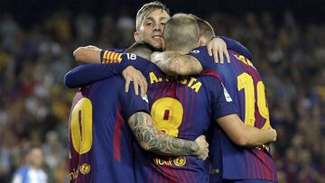 GRA494. BARCELONA, 21/10/2017.- El centrocampista del FC Barcelona Andrés Iniesta (c) celebra con sus compañeros su gol, segundo del equipo frente al Málaga CF, durante el partido de la novena jornada de Liga en Primera División que se disputa esta noche en el Camp Nou, en Barcelona. EFE/Alberto Estévez