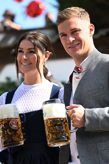 Joshua Kimmich y Lina Kimmich durante la fiesta del Oktoberfest celebrado en Munich.