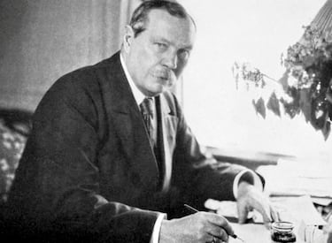 El 7 de julio de 1930 fallecía de un ataque cardiaco en Crowborough, East Essex, en Inglaterra, uno de los escritores más influyentes del s.XX. Arthur Conan Doyle fue muchas cosas en su vida (médico, aventurero, caballero del Imperio Británico...) pero, sobre todo, se le conoce por ser el 'padre' del detective más famoso del mundo, Sherlock Holmes. En 1887 publicó 'Estudio en Escarlata', la primera de las aventuras del detective y su fiel amigo, el Doctor Watson. La obra de su vida, Sherlock Holmes, ha tenido una profunda influencia en el mundo de la literatura y la cultura popular hasta nuestros días.