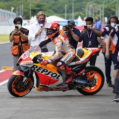 El show de Márquez acaba con dos caídas y pole de Quartararo