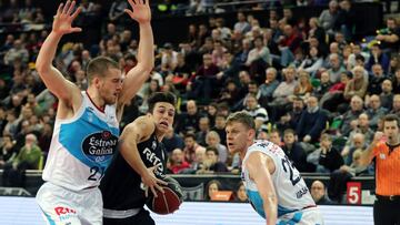 GRAF4254. BILBAO, 21/01/2018.- El base brasileño del RETAbet Bilbao Basket, Ricard Fischer (c), entra a canasta ante los jugadores del Monbus Obradoiro, el escolta estadounidense Matt Thomas (i) y el lituano Eimantas Bendzius, durante el partido co