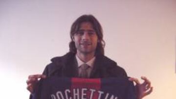 Mauricio Pochettino, posando con la camiseta tras fichar como jugador del PSG.