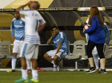 Luis Suárez se lamenta de la derrota ante Venezuela que deja a Uruguay fuera de la Copa América.