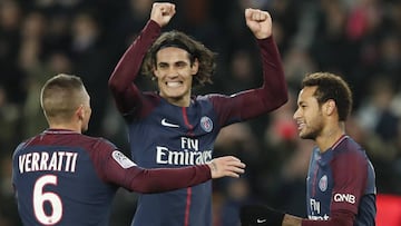 Cavani celebra uno de sus goles al Nantes.