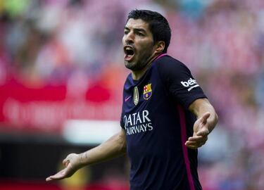 Luis Suárez kicks out at Amorebieta off the ball