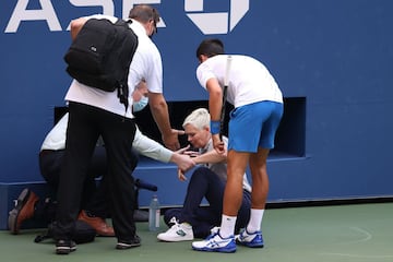 Novak se acercó a ver si todo se encontraba bien y charló brevemente con la jueza, al tiempo que era atendida por el cuerpo médico.