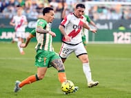 Real Betis' Brazilian forward #07 Antony and Rayo Vallecano's Uruguayan defender #22 Alfonso Espino fight for the ball during the Spanish league football match between Real Betis and Rayo Vallecano de Madrid at Benito Villamarin Stadium in Seville on February 21, 2026. (Photo by CRISTINA QUICLER / AFP)