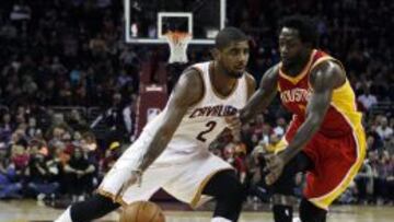 Kyrie Irving, defendido por Patrick Beverley.
