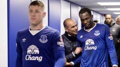 Roberto Martinez speaks to Romelu Lukaku in the tunnel