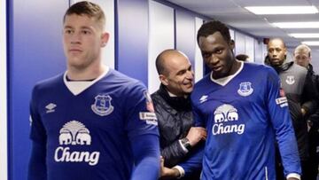 Roberto Martinez speaks to Romelu Lukaku in the tunnel