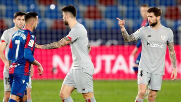 El delantero del Levante Sergio León discute con Iñigo Martínez.