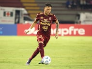 GR2004. IBAGUÉ (COLOMBIA), 07/04/2026.- Juan Pablo Torres de Tolima controla el balón este martes, en un partido de la Copa Libertadores entre Tolima y Universitario en el estadio Manuel Murillo Toro en Ibagué (Colombia). EFE/ Agencia Unido360