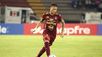 GR2004. IBAGUÉ (COLOMBIA), 07/04/2026.- Juan Pablo Torres de Tolima controla el balón este martes, en un partido de la Copa Libertadores entre Tolima y Universitario en el estadio Manuel Murillo Toro en Ibagué (Colombia). EFE/ Agencia Unido360
