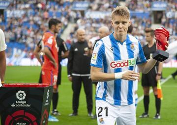 Odegaard parades his September LaLiga Player of the Month trophy.