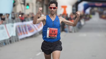 Javier Guerra celebra su victoria en la Media Maratón de Granollers de 2017.