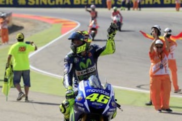 El piloto italiano de MotoGP Valentino Rossi, levanta el brazo tras conseguir el tercer puesto en la carrera del Gran Premio Aragón de MotoGP disputada hoy en el circuito turolense de Motorland Alcañiz. 