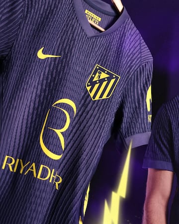 De predominante tonalidad en azul marino, su dise?o incorpora adems unos impactantes rayos en sus dorsales, cuyo vibrante color amarillo  otorga un toque elctrico y distintivo. La equipacin est inspirada en la banda sonora en los momentos previos a cada partido que se disputa en el Riyadh Air Metropolitano.