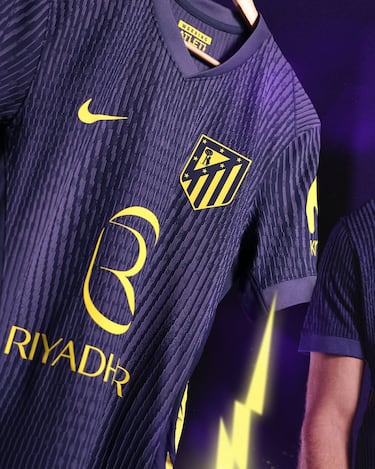 De predominante tonalidad en azul marino, su diseño incorpora además unos impactantes rayos en sus dorsales, cuyo vibrante color amarillo  otorga un toque eléctrico y distintivo. La equipación está inspirada en la banda sonora en los momentos previos a cada partido que se disputa en el Riyadh Air Metropolitano.