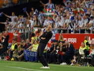 Soccer Football - Copa del Rey - Final - Atletico Madrid v Real Sociedad - Estadio de La Cartuja, Seville, Spain - April 18, 2026 Real Sociedad coach Pellegrino Matarazzo reacts during the match REUTERS/Marcelo Del Pozo