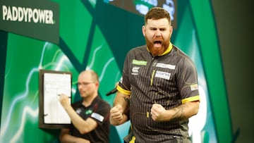 El inglés Scott Williams celebra su victoria ante Michael Van Gerwen en el Paddy Power World Darts Championship, el Mundial de Dardos, en el Alexandra Palace de Londres.