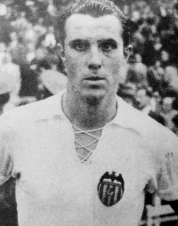 Jugó con el Valencia desde 1951 hasta 1956