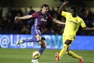 Eric Bailly trata de parar a Arruabarrena.