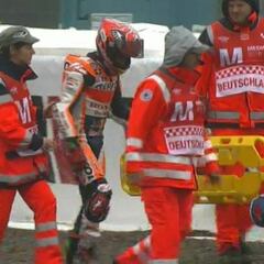 Dura caída de Márquez bajo la lluvia en el warm up de MotoGP