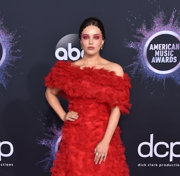 La protagonista de '13 reasons why' vistió un increíble vestido rojo