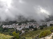 Es, históricamente, el pueblo más lluvioso de España según datos de la Agencia Estatal de Meteorología. Esta anomalía climática en el sur de la península se debe principalmente a tres factores: Barrera Orográfica (La Sierra de Grazalema es el primer macizo montañoso de altura considerable que encuentran los frentes húmedos provenientes del Océano Atlántico), Efecto Foehn (): Cuando las masas de aire cargadas de humedad chocan con la montaña, se ven obligadas a ascender. Al subir, el aire se enfría, el vapor de agua se condensa y genera precipitaciones intensas en la ladera de barlovento) y el Efecto Venturi (La disposición de las montañas canaliza y acelera los vientos, potenciando la formación de nubes y la descarga de agua en puntos muy localizados).