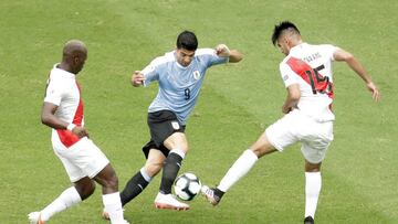 Uruguay&#039;s Luis Suarez, center, and Peru&#039;s Carlos Zambrano, right, compete for the ball during a Copa America quarterfinal soccer match at the Arena Fonte Nova in Salvador, Brazil, Saturday, June 29, 2019. (AP Photo/Eraldo Peres)