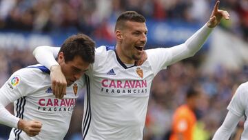 Zapater, jugador del Zaragoza, celebra un gol en un partido frente al Lorca.