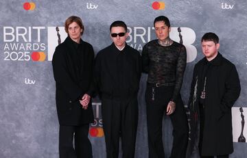 Matt Kean, Mat Nicholls, Oliver Sykes and Lee Malia de Bring Me The Horizon posan en la alfombra de los Brit Awards 2025.