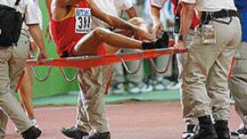 <b>CLASIFICADO PERO EN CAMILLA.</B> Reyes Estévez corrió la última vuelta descalzo en su pie izquierdo e hizo un esfuerzo supremo para meterse en la final. Al final, dolorido pero satisfecho, fue retirado en camilla por las asistencias sanitarias de la organización.