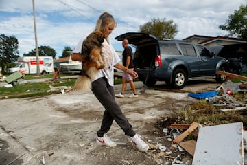 Sandra White se prepara para evacuar su casa con su pareja Scott Pepperman y su perro Buoy antes de la llegada del huracán Milton a New Port Richey, Florida.