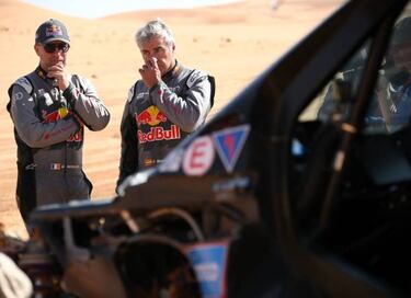 Los pilotos de Audi Stephane Peterhansel  y Carlos Sainz  después de sus respectivos  accidentes durante la Etapa 6 del Dakar 2023 entre Ha'il y Al Duwadimi.