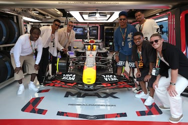 Trevoh Chalobah, Ollie Watkins, Dan Burn, Morgan Rogers, Levi Colwill, Morgan Gibbs-White y Conor Gallagher en el garaje de Red Bull Racing 