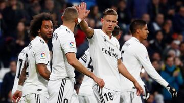 Llorente felicita a Benzema tras su gol.