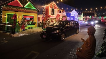 Woodland Hills (United States), 01/12/2020.- Visitors wearing face masks drive through the various colorful sets during 'WonderLand', a Christmas and winter themed drive-thru experience, amid the coronavirus pandemic in Woodland Hills, California, USA, 30 November 2020. The experience, honoring all cultural traditions, runs from 30 November to 30 December. With an increasingly rising number of coronavirus cases, Los Angeles County will begin a 'stay at home' order tonight. (Estados Unidos) EFE/EPA/ETIENNE LAURENT